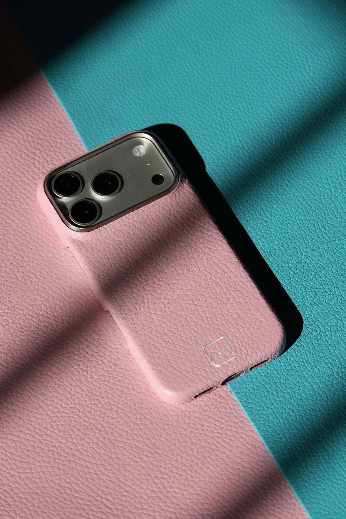 iPhone 16 Pro — Étui classique — Cuir de veau grainé